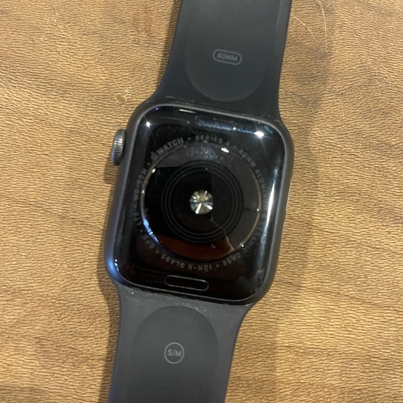 Apple Watch Series 4 40 MM space grey with black silicone band - Picture 3 of 3